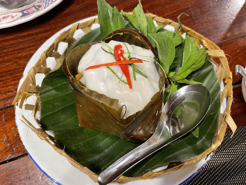 ห่อหมกปลาในกระทงใบตอง ราดหัวกะทิ วางในกระจาดไม้ไผ่