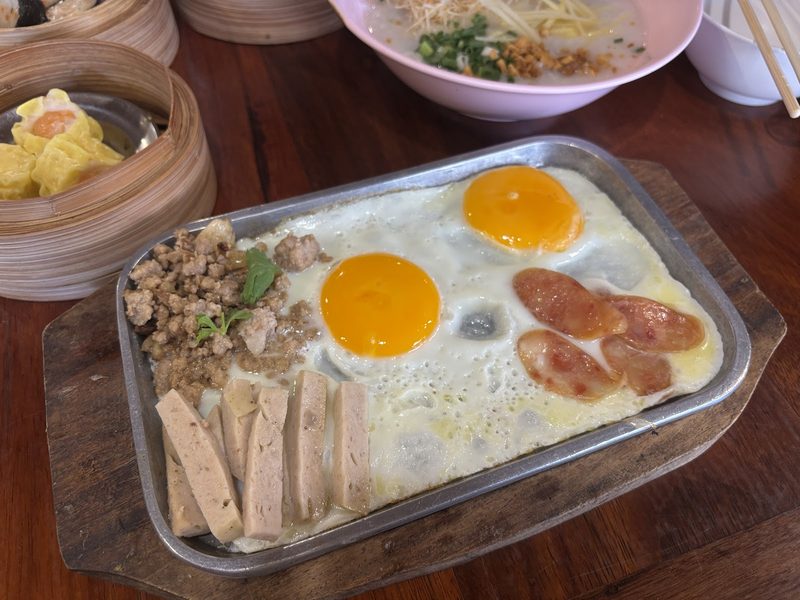 ไข่กระทะในถาด ใส่หมูสับ กุนเชียง และหมูยอ