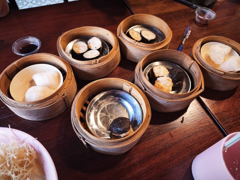 ติ่มซำหลายเข่งบนโต๊ะไม้