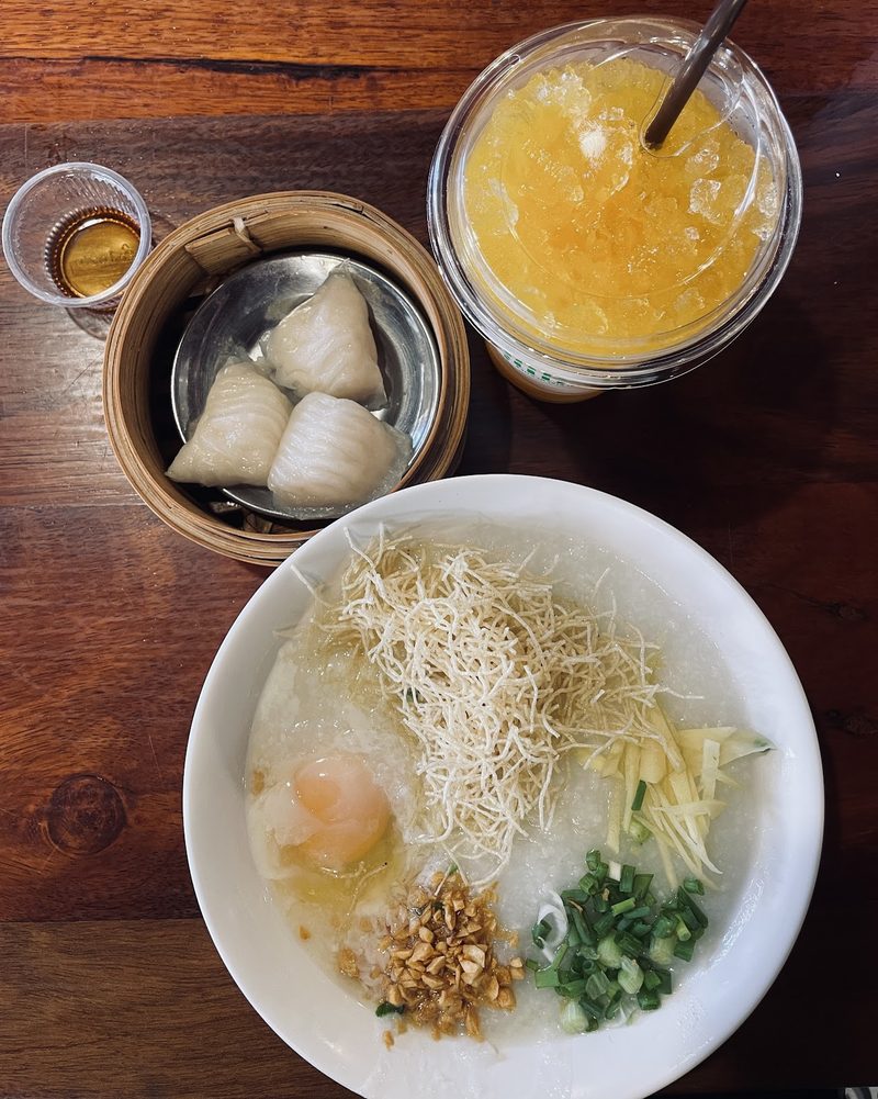 โจ๊กใส่ไข่ ขิงซอย และต้นหอม กับติ่มซำและเครื่องดื่มเย็น